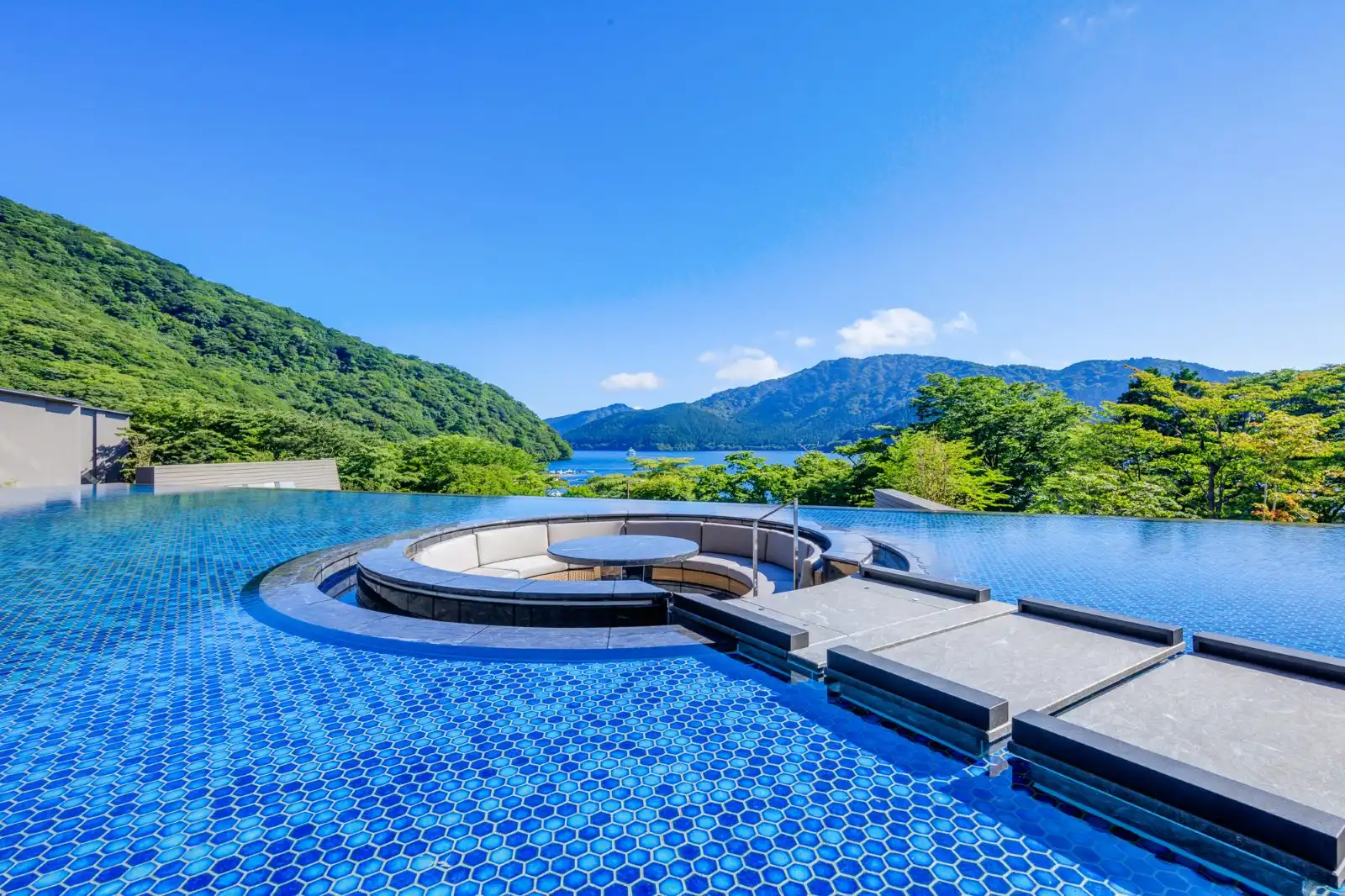 はなをり_水盤テラス