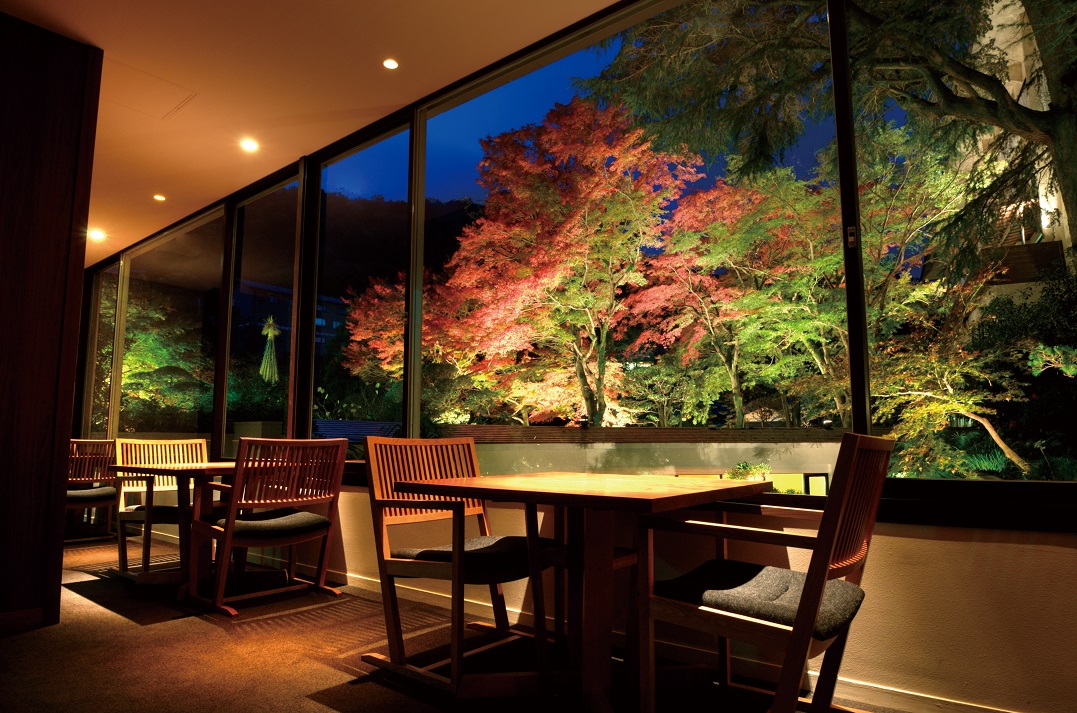和食ダイニングより望む日本庭園